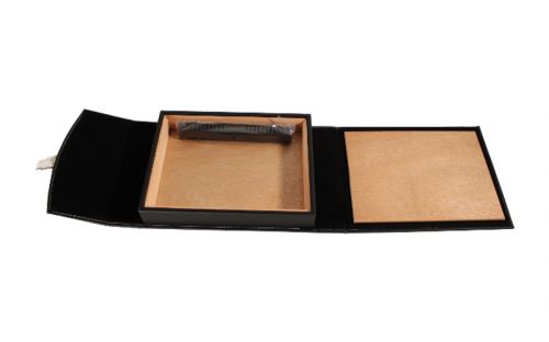 Utazó humidor - fekete bőr, cédrusfa szivartartó doboz, párásítóval - pántos